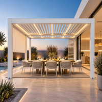 Pergola motorisée en aluminium blanc avec auvent rétractable, toit à lames orientables électriques, restaurant avec vue sur la mer, pavillon de restauration en plein air