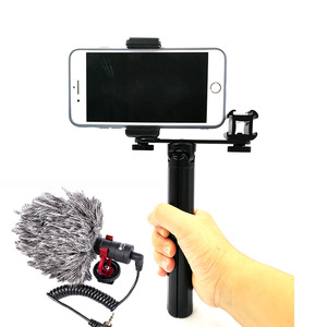 Soporte de aluminio para palo selfie con adaptador para micrófono externo - Product Image 1