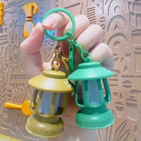 Petite lampe à huile lumineuse d'anime, porte-clés créatif, ornement de bureau, porte-clés pour sac d'école, imperméable et ignifuge, cadeau