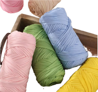 Vente en gros de t-shirts tricotés à la main en polyester 100% tapis au crochet sacs à haute élasticité 200g pour le stockage des pantoufles teints