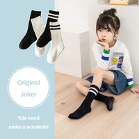 Chaussettes hautes préppy pour l'automne et l'hiver, noires et blanches, tricotées, style décontracté, respirantes, durables, antibactériennes, absorbant la transpiration