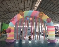 Arche gonflable arc-en-ciel colorée rose pour fête d'anniversaire et activités de Noël, avec motifs bonbons et donuts