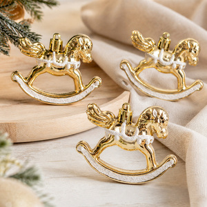 Ensemble d'ornements cheval à bascule brillants en gros, peints à la main avec détails blancs et surface rouge brillante, décoration suspendue pour sapin de Noël - Product Image 5
