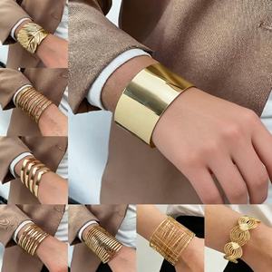 Nuevo Conjunto de Brazaletes Boho de Moda, Bañados en Oro, Estilo Punk, con Plumas y Círculos Grandes Abiertos, para Mujer - Product Image 2