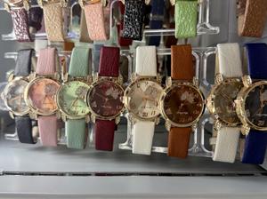 Orologio da donna placcato oro con cassa rotonda, cinturino in pelle, motivo floreale, resistente all'acqua, accessorio di moda - Product Image 3