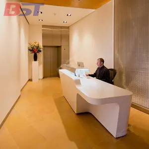 Bureau de réception incurvé en forme de T de luxe léger bureau de réception de société de spa avec logo pierre artificielle blanche taille personnalisée