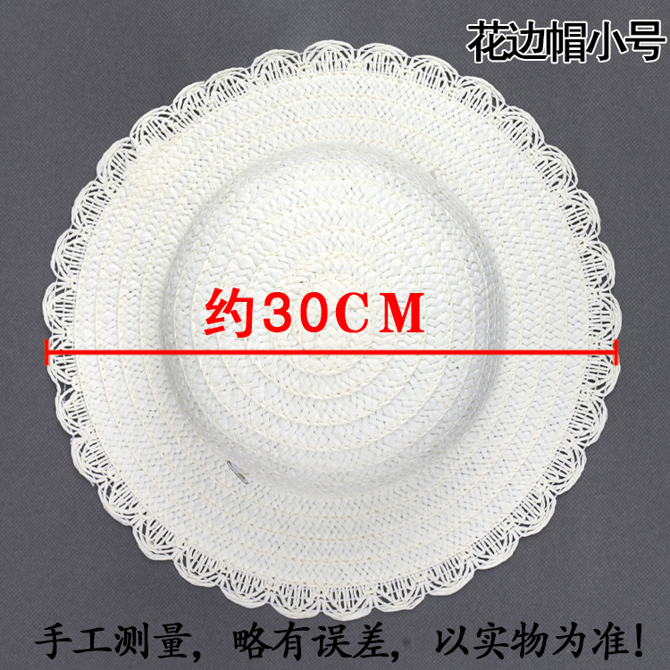 Sombrero de paja pequeño con encaje liso.