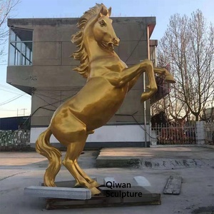 Escultura de Caballo Hecha a Mano con Fibra de Vidrio, Pegaso Dorado Realista, Caballo Galopante Blanco Grande, Decoración Animal para Exteriores - Product Image 1