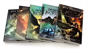 Edición original en inglés <span class=keywords><strong>de</strong></span> Percy Jackson y los Dioses del Olimpo: El Ladrón <span class=keywords><strong>de</strong></span> Rayos, juego <span class=keywords><strong>de</strong></span> <span class=keywords><strong>libros</strong></span> en caja, todos los 5 volúmenes. - Product Image 4