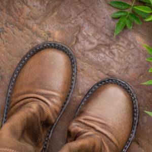 Bottes de créateur confort rétro personnalisées pour femmes Bottines en cuir marron Conception plissée Bottes pieds nus en cuir à enfiler Usine - Product Image 5