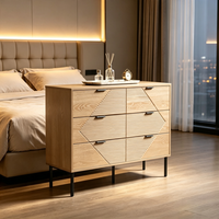 Commode moderne de luxe à 6 tiroirs en bois grainé avec façades géométriques cannelées et poignées dorées, coffre de rangement contemporain pour chambre à coucher