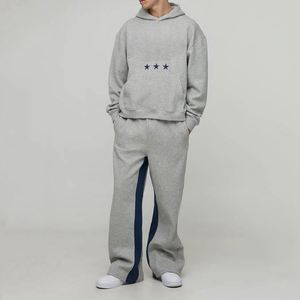 เสื้อฮู้ดดี้ปักลายดาวสีเทาเฮเธอร์ พร้อมกางเกงวอร์มขาบานตัดต่อสีตัดกัน สไตล์เรโทรสตรีทลุค งานศิลปะแบบคัสตอม ชุดเซ็ตสองชิ้นสำหรับผู้ชาย - Product Image 1