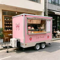 Remorque alimentaire commerciale avec fenêtre de service, machine à expresso et comptoir pour croissants dans la rue Nice