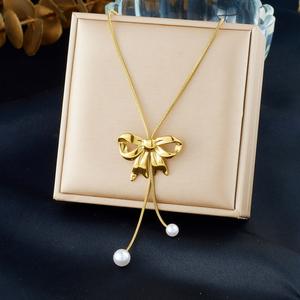 תליון פנינה בצורת קשת מצופה זהב עם גדיל, שרשרת נירוסטה - Product Image 1