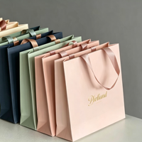 Sac cadeau en papier cartonné blanc recyclable personnalisé en grande quantité, avec logo de marque personnalisé, sérigraphié, capacité de charge stable de 6 à 9 kg
