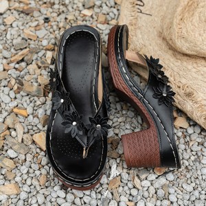 รองเท้าแตะไซส์ใหญ่แบบมีส้นกลาง ประดับดอกไม้สไตล์ยุโรปอเมริกัน สำหรับผู้หญิง ใส่ไปทะเล ขายส่ง ไซส์ 43 - Product Image 4