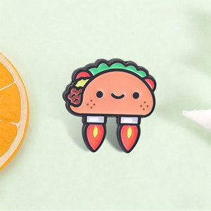 Broche émaillée mignonne en forme de fusée-taco, taco volant kawaii avec moteurs à réaction, pour la décoration de sac à dos - Product Image 1