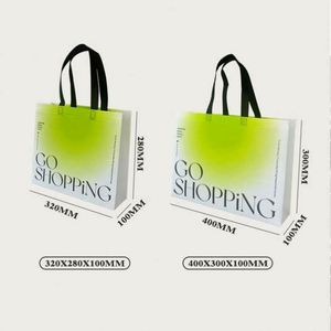 Bolsa de Compras Personalizada de Tela No Tejida con Recubrimiento de Película Verde, Bolsa de Regalo para Empacar Camisetas y Ropa - Product Image 2