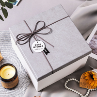 Boîte cadeau carrée en papier kraft avec grand soufflet latéral, design de parfum uni, pour boutique de détail personnalisée