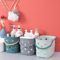 Panier de rangement en plastique en forme de cœur à main Panier de lavage de bain creux pour petits espaces