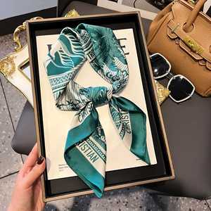 Pañuelo Cuadrado Pequeño de Moda para Mujer, Diseño Retro a Cuadros de Poliéster, con Cinta Artística y Estilo Sofisticado - Product Image 3