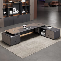 Bureau de direction moderne de luxe en forme de L avec plateau en cuir, grand bureau de bureau avec armoire latérale à éclairage LED pour