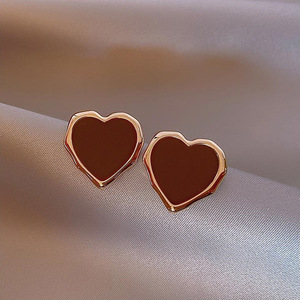 Orecchini a perno con cuore irregolare smaltato e bordo in metallo, gioielli da donna dolci ed eleganti per tutti i giorni - Product Image 1