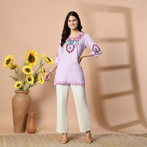 Kurta de Rayón Bordada en Lavanda para Mujer, Corte Regular, Largo Mini, Estilo Casual, Diseño India-Pakistán, para Todas las Temporadas - Product Image 1