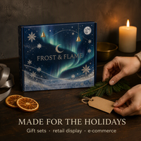 Boîte cadeau en papier bleu marine personnalisée avec des clochettes dorées suspendues et un ciel étoilé pour l'emballage de Noël