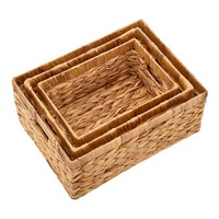 Panier de rangement rectangulaire moderne en jacinthe d'eau avec poignées perforées, design écologique et polyvalent