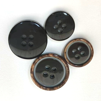 Boutons personnalisés en résine de couleurs mélangées multicouches haut de gamme, adaptés aux accessoires de couture pour manteaux pour hommes et femmes.
