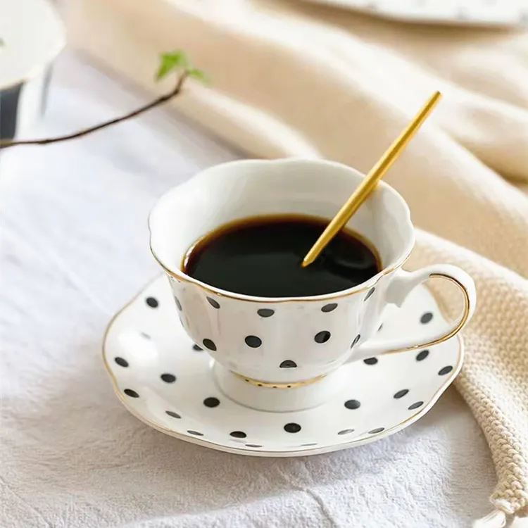 Nordische einfache klassische Polka Dot Streifen Keramik Kaffee Tee tassen Untertassen Sets Mit Goldrand Restaurant OEM Custom ized Logo Style