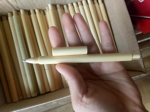 Stylo à bille d'écriture écologique en forme de baril de bambou Vente en gros en vrac Cadeau promotionnel Stylos à bille en bois de bambou avec logo personnalisé - Product Image 4