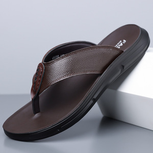 รองเท้าแตะผู้ชายสำหรับฤดูร้อน รองเท้าชายหาดกันลื่น สีน้ำตาล ส้นเตี้ย สวมใส่สบายๆ สำหรับกิจกรรมกลางแจ้ง สไตล์สวม - Product Image 1