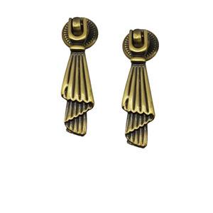 <b>Antique</b> Bronze Towel Shape Cabinet Handle Zinc Alloy Traditional Style Drawer Hardware Durable Design - Product Image 1