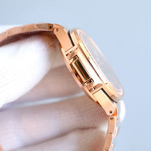 Montre pour femme haut de gamme en or rose, lunette entièrement sertie de diamants, cadran ondulé vert olive, fenêtre de date, élégante pour tous les jours et les soirées - Product Image 4