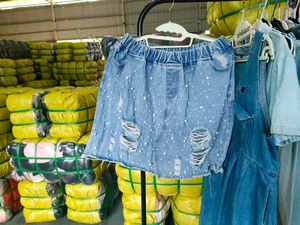 SH07 Abbigliamento Usato di Buona Qualità, Vestiti Misti per Uomo e Donna, Vendita all'Ingrosso di Gonne, Abiti, Pantaloni, Magliette, Pantaloncini, Jeans Usati - Product Image 3