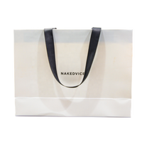 Sac en papier blanc de luxe, logo noir minimaliste, texture premium, emballage pour le commerce de détail, vêtements, accessoires, cadeaux