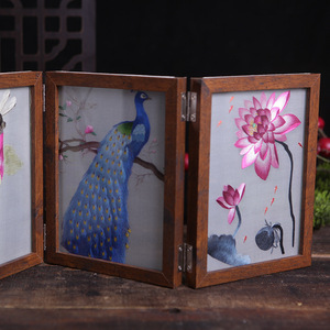 Pantalla Bordada a Mano en Seda, 3 Paneles Plegables, Estilo Chino Tradicional, Decoración con Motivos de Pavo Real, Loto y Libélula - Product Image 4