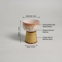 Mug à café en céramique moderne avec base en bambou tissé à la main, motifs en relief élégants, emballage écologique réutilisable en carton