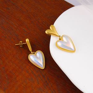 Pendientes Impermeables de Acero Inoxidable, Chapados en Oro de 18k, con Colgante de Doble Corazón y Perla, Pulidos, Hipoalergénicos, Modernos para Mujer - Product Image 4