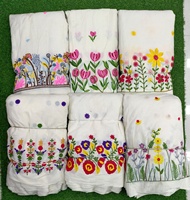 Tissu floral en coton Koraa de qualité supérieure, imprimé lotus jaune et rose sur crème, doux, respirant, textile artisanal pour costumes et saris