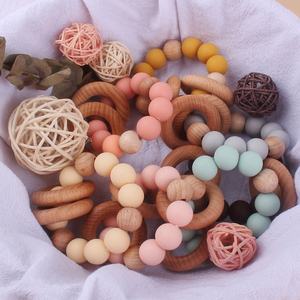 Vente en gros <span class=keywords><strong>Anneau</strong></span> <span class=keywords><strong>de</strong></span> <span class=keywords><strong>dentition</strong></span> pour bébé en silicone <span class=keywords><strong>de</strong></span> qualité alimentaire sans BPA Jouets sensoriels <span class=keywords><strong>Anneau</strong></span> en bois Perles <span class=keywords><strong>de</strong></span> silicone Jouet <span class=keywords><strong>de</strong></span> <span class=keywords><strong>dentition</strong></span> rond pour bébé - Product Image 4