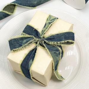 Cinta <span class=keywords><strong>de</strong></span> regalo <span class=keywords><strong>de</strong></span> 4 cm <span class=keywords><strong>de</strong></span> ancho, iridiscente, teñida con efecto tie-dye, con borde sin rematar, azul personalizado, <span class=keywords><strong>para</strong></span> invitaciones <span class=keywords><strong>de</strong></span> boda y <span class=keywords><strong>ramos</strong></span> <span class=keywords><strong>de</strong></span> <span class=keywords><strong>novia</strong></span> - Product Image 3