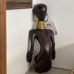 Estatua de Madera de Tamaño Real de una Belleza Africana, Estilo Moderno de Mediados de Siglo - Product Image 1