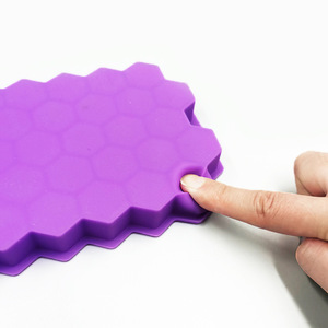 Bac à glaçons créatif en silicone en forme de nid d'abeille, moule à glaçons, machine à glaçons à 37 compartiments avec couvercle, machine à glaçons DIY. - Product Image 4