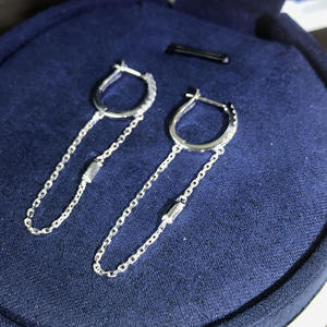 Pendientes Colgantes Isabelle Innocent, Chapados en Oro Blanco, con Circonita Corte Esmeralda, Cadena, Joyería de Moda para Mujer, Estilo Moderno - Product Image 4