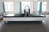 Machine de découpe laser à fibre métallique 3015 CNC 1KW-3KW avec contrôle Cypcut, prise en charge IA, refroidissement par eau, pour tôles fines