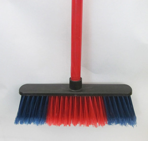 Giá rẻ màu đen nhựa mềm chổi southamercan thị trường <span class=keywords><strong>PP</strong></span> chổi escoba tay cầm bằng gỗ chổi - Product Image 1