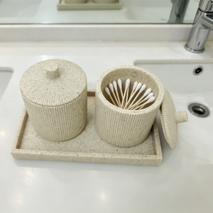 Ensemble d'accessoires de salle de bain en résine de grès côtelé vertical, 4 pièces : Distributeur de savon liquide, Pot à cotons-tiges, Gobelet et Plateau de rangement - Product Image 6